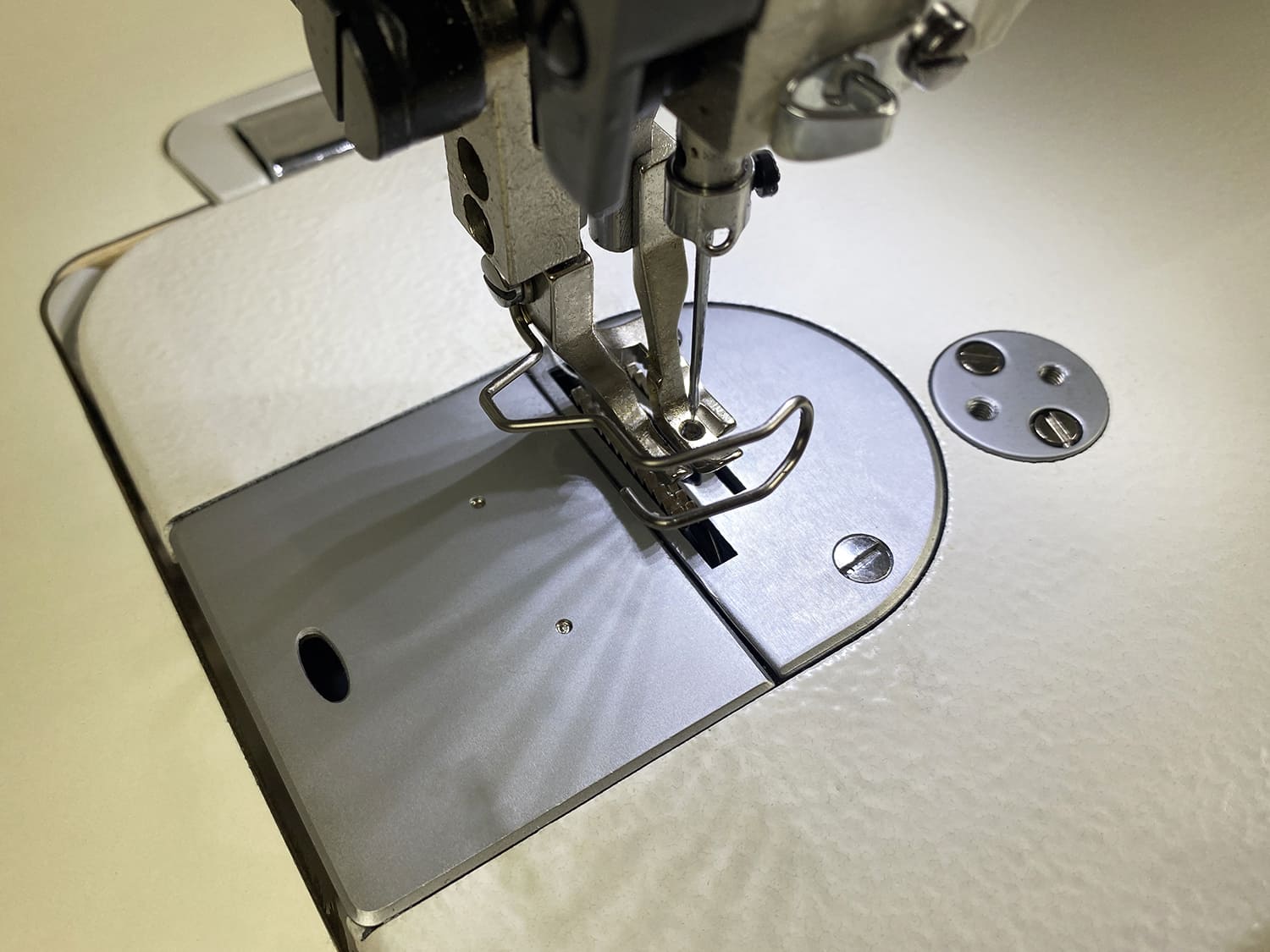 Промышленная прямострочная швейная машина с шагающей лапкой Aurora A-0302D-CX + стол