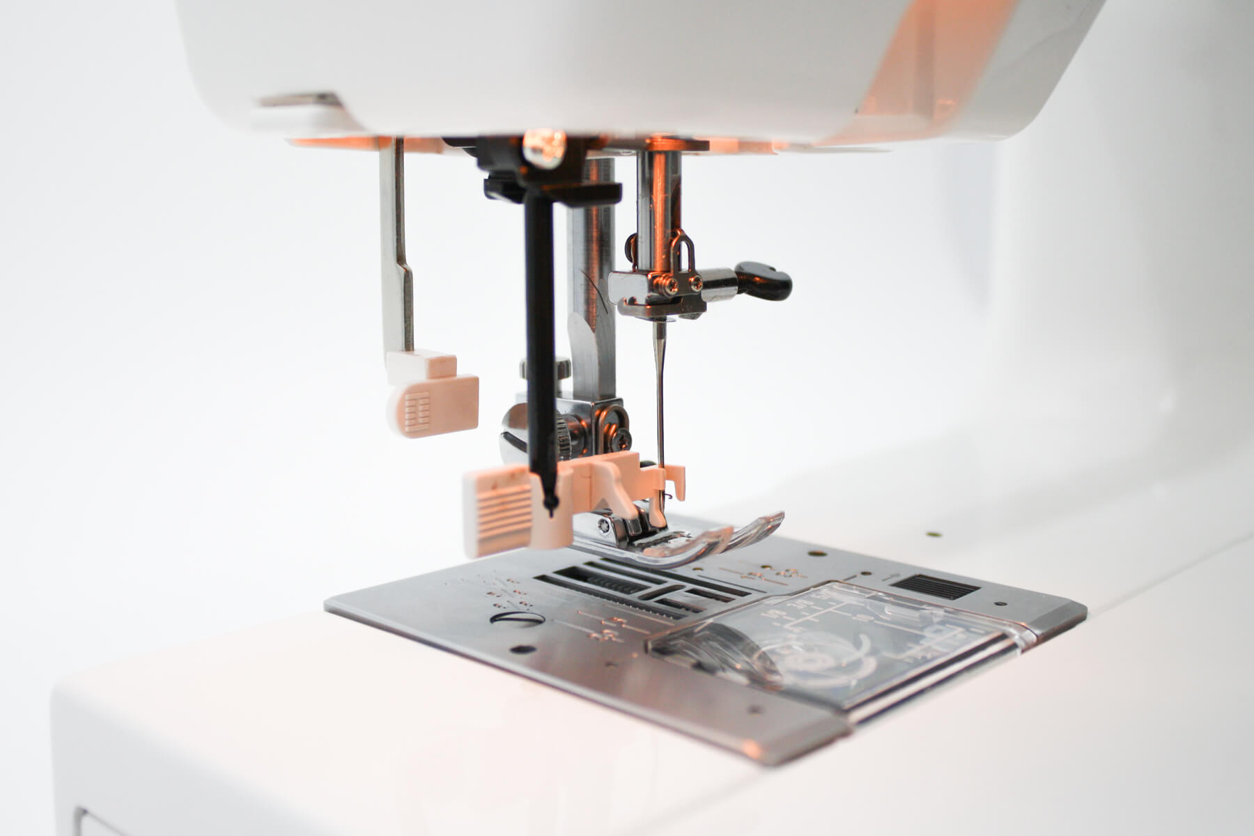 Бытовая швейная машина Janome 7518, Япония