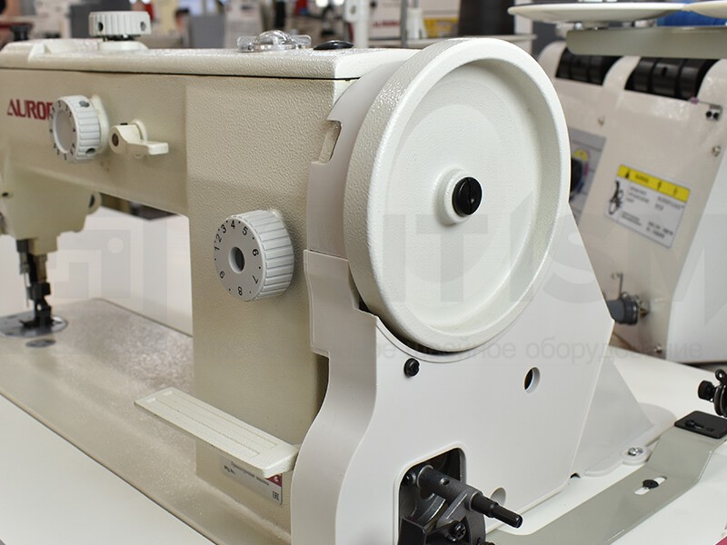 Промышленная прямострочная швейная машина с двойным продвижением Aurora A-3500D + стол