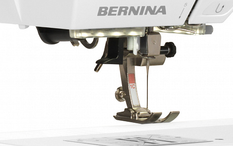 Бытовая швейная машина Bernina B570QE, Швейцария