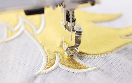 Бытовая швейно-вышивальная машина Bernina B590, Швейцария